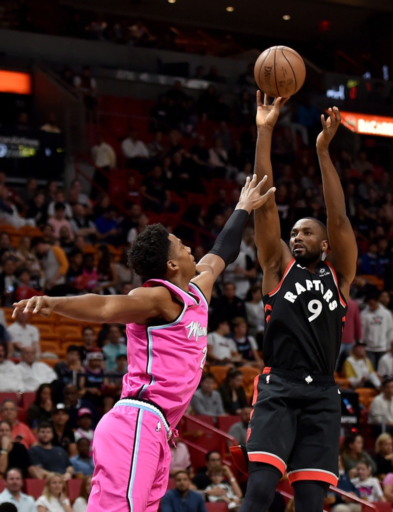 关于人客场击败猛龙，战绩逐渐攀升的信息