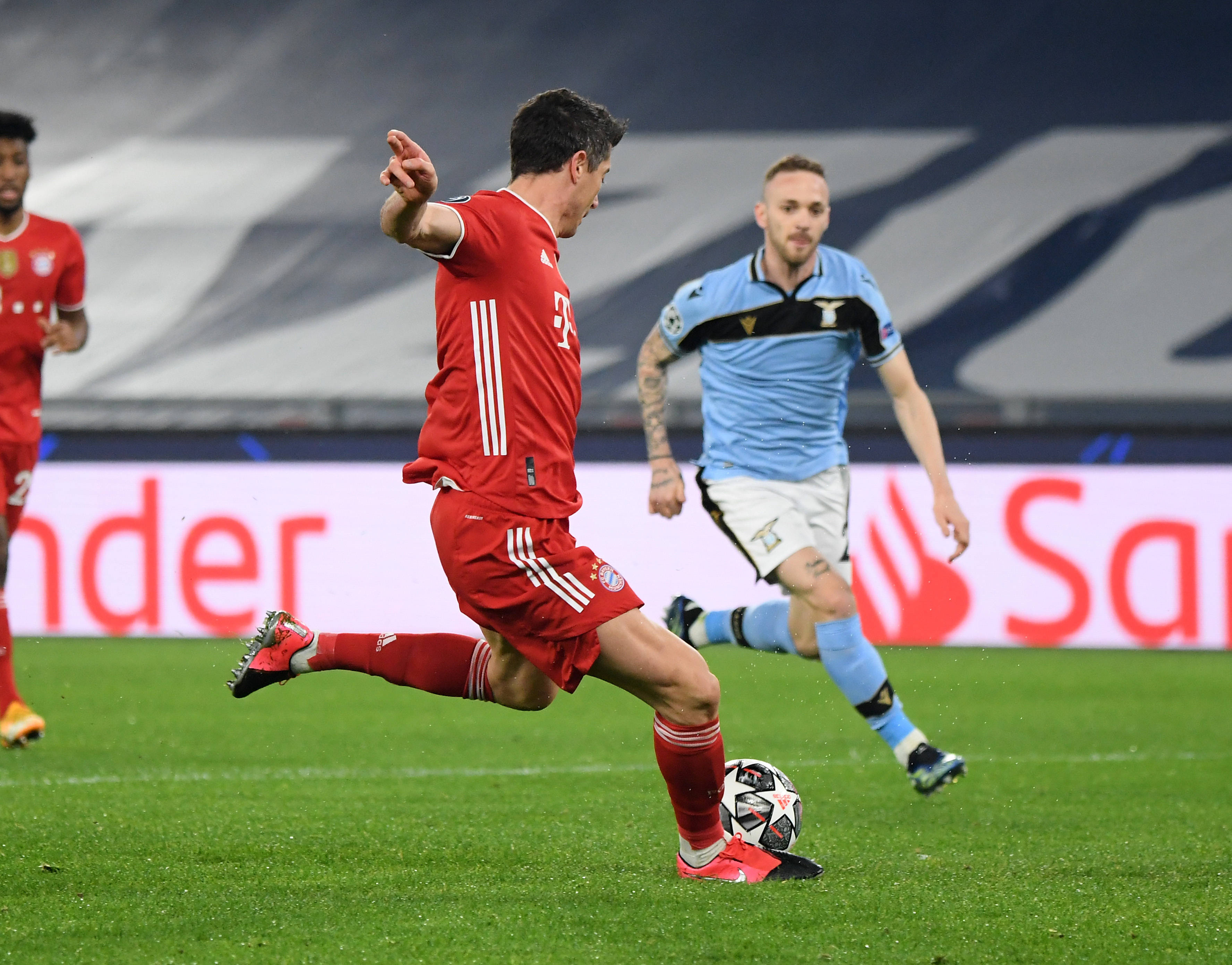 包含拉齐奥后防抢眼，零封对手完成反击的词条