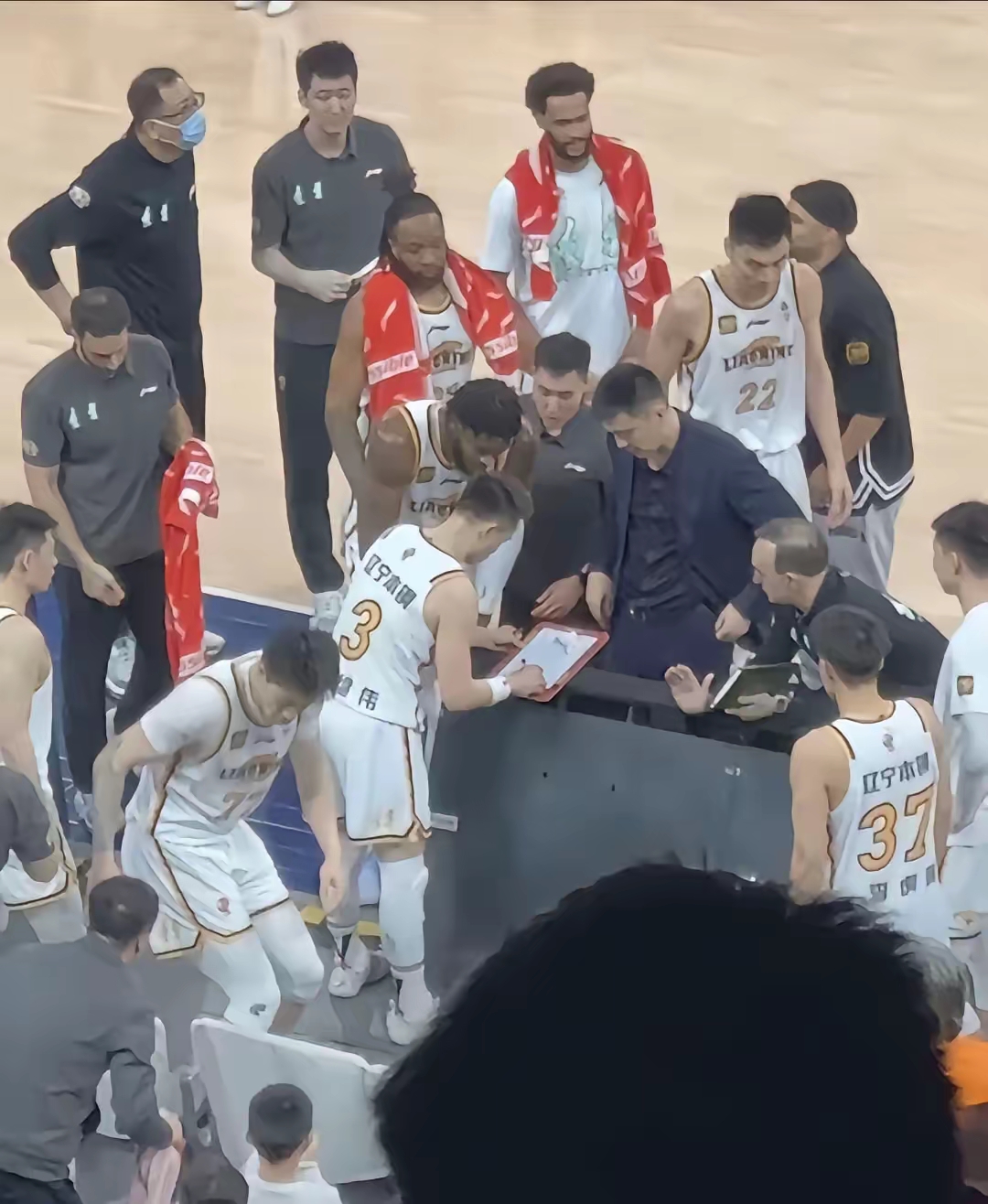 球队遭遇连败，教练组急需调整战术