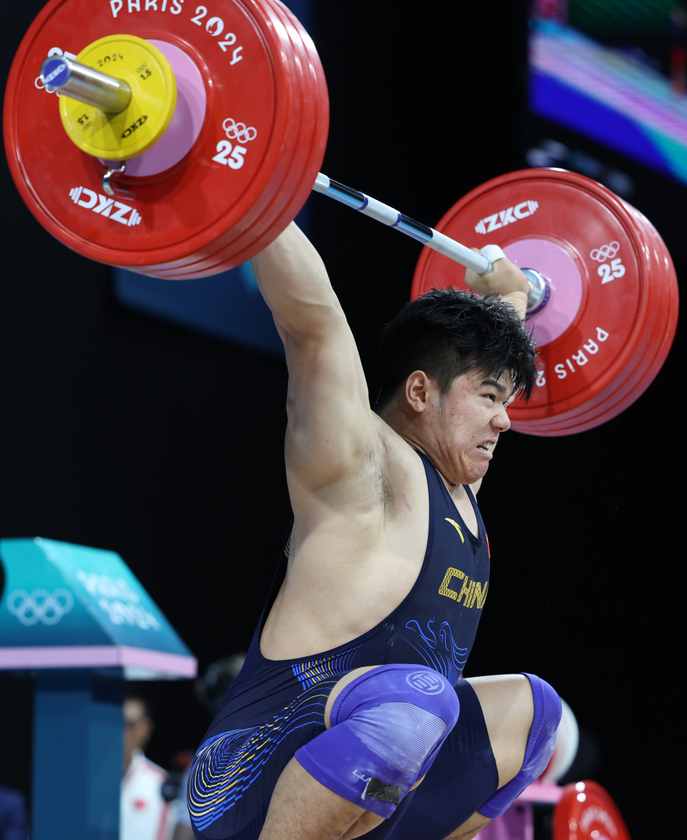 卡塔尔男子举重选手突破个人纪录
