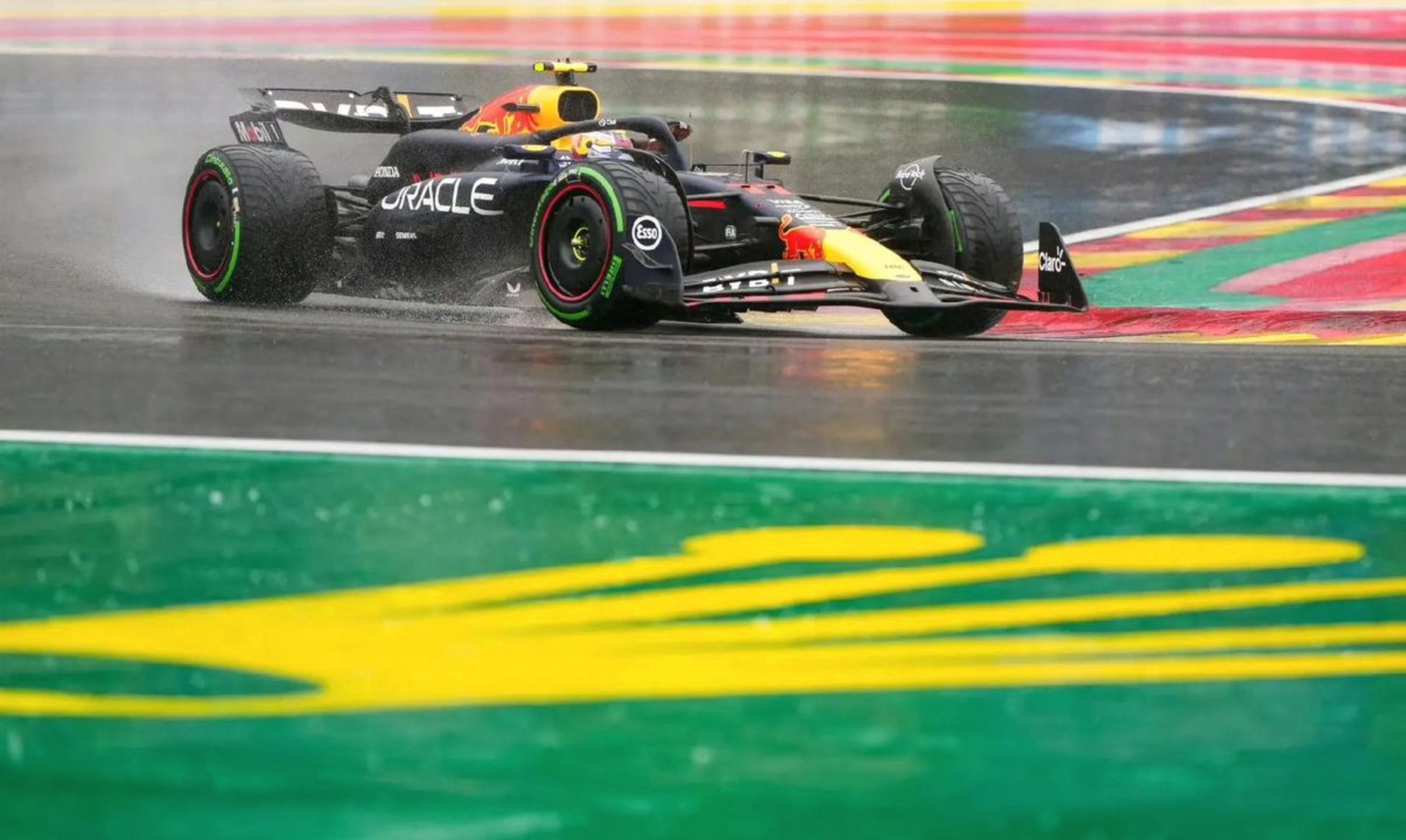 红牛车队逆转阿斯顿马丁，佩雷兹高光表现